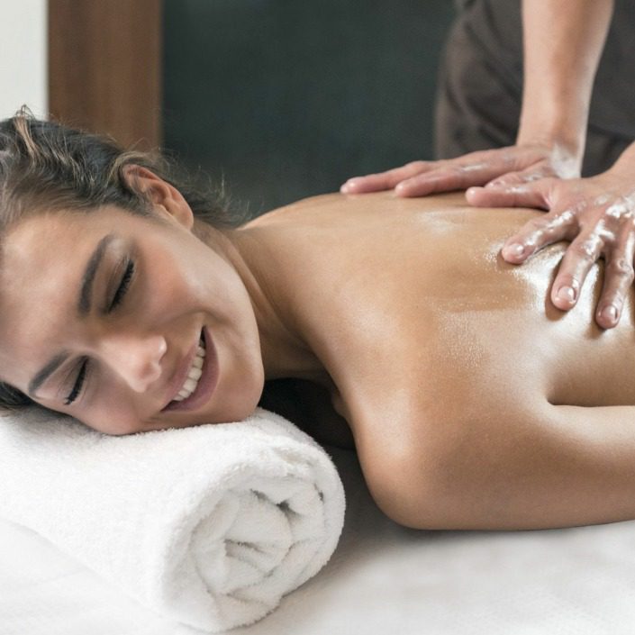 Young lady enjoying a massage at QC Termegarda.