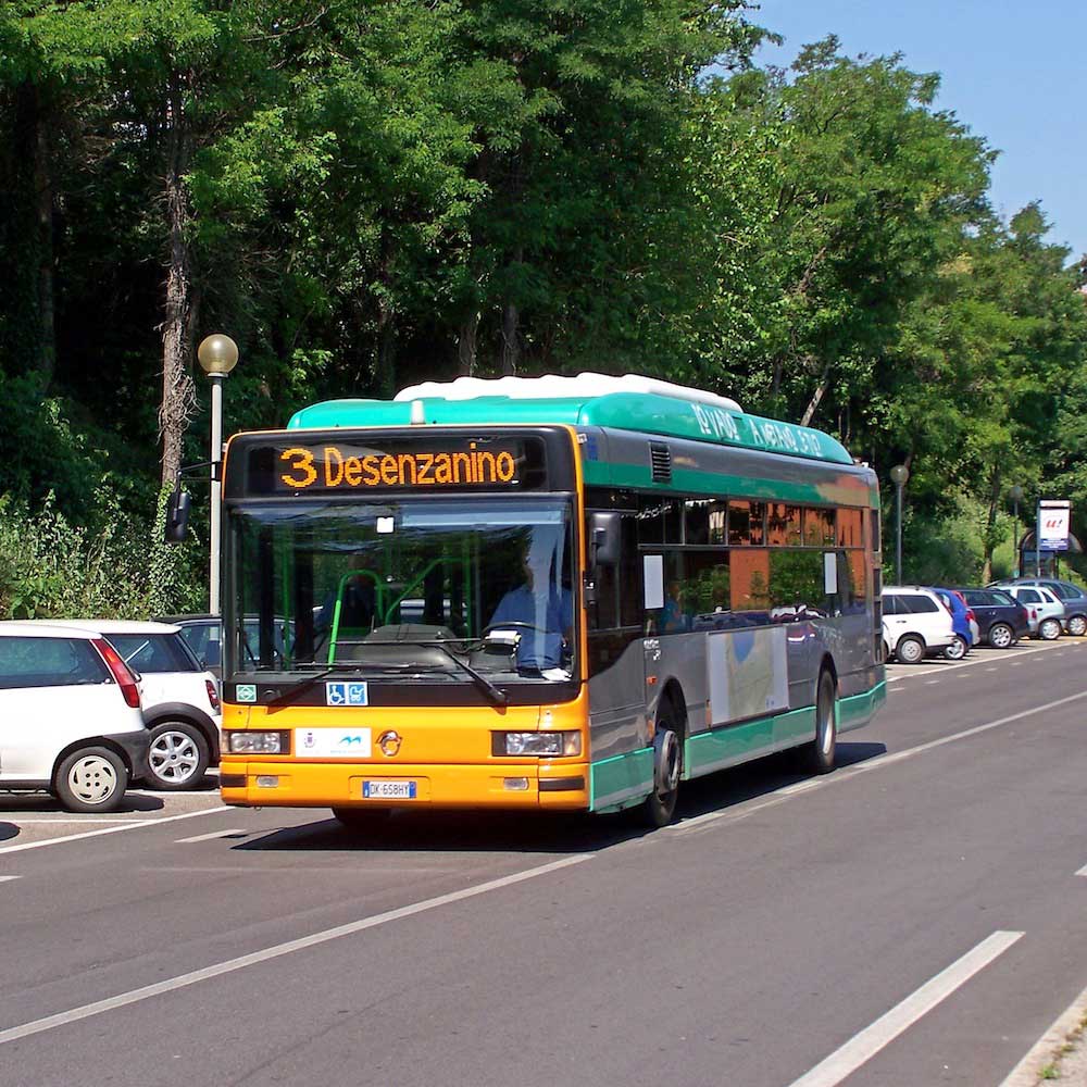 The urban transport service in Desenzano del Garda has several bus lines.